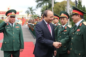 Thủ tướng Nguyễn Xuân Phúc thăm, chúc Tết Bộ Tư lệnh Quân khu V. Ảnh: NGUYÊN KHÔI 