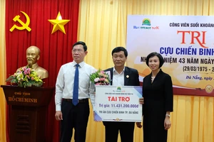 Đại diện Công ty CP DHC Suối Đôi trao bảng tài trợ cho Hội Cựu chiến binh TP Đà Nẵng 