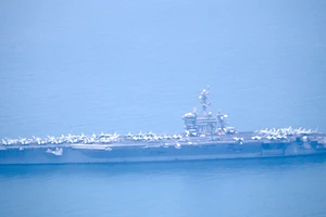 Tàu sân bay USS Carl Vinson đang tiến vào cảng Tiên Sa - Đà Nẵng 