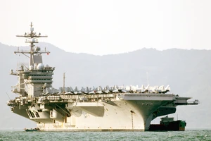 Tận mắt chiêm ngưỡng tàu sân bay USS Carl Vinson tại Đà Nẵng