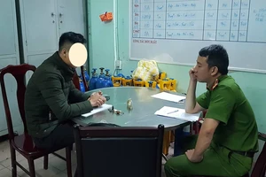 Anh Hứa Vĩnh Nhân, phóng viên Báo Giao Thông trình báo vụ việc với Công an phường Thạch Thang, TP Đà Nẵng