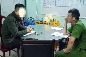 Phóng viên Hứa Vĩnh Nhân trình báo sự việc với CCoong an phường Thạch Thang 