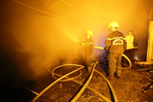 Lực lượng chữa cháy chuyên nghiệp đang dập lửa 