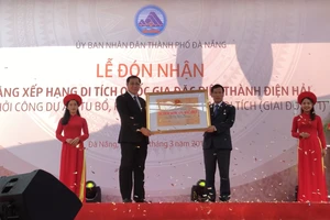 Lãnh đạo TP Đà Nẵng đón nhận bằng xếp hạng Di tích Quốc gia đặc biệt Thành Điện Hải từ Bộ Văn hoá - Thể thao - Du lịch 