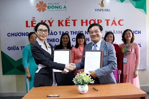Trường Đại học Đông Á và Vinpearl ký kết thỏa thuận hợp tác chính thức về chương trình đào tạo thực nghiệp ngành Du lịch theo tiêu chuẩn 5 sao 
