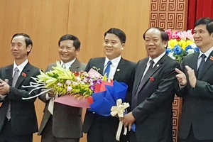 Ông Trần Văn Tân (thứ 3 từ trái sang) được bầu làm Phó Chủ tịch UBND tỉnh Quảng Nam 