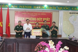 Ông Trần Văn Miên, Phó Chủ tịch UBND TP Đà Nẵng thưởng nóng cho Bộ đội Biên phòng TP Đà Nẵng vì đã phá vụ án ma tuý 