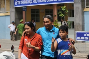 Người cha đón con gái dự thi THPT quốc gia tại điểm thi Trường THCS Trần Hưng Đạo (Đà Nẵng)