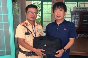 Đại úy Nguyễn Phan Ngọc Tiến trả lại tài sản cho người đánh rơi