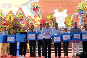 Thủ tướng Nguyễn Xuân Phúc thắp hương cho các anh hùng, liệt sĩ tại Nghĩa trang liệt sĩ xã Quế Phú 