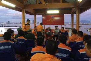 Danang MRCC bàn giao toàn bộ thuyền viên tàu Hải Hà 38 cho Bộ đội Biên phòng sau khi về đến Đà Nẵng