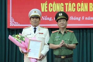 Trung tướng Nguyễn Văn Sơn (bìa phải), Thứ trưởng Bộ Công an trao Quyết định bổ nhiệm của Bộ Công an cho Thiếu tướng Vũ Xuân Viên
