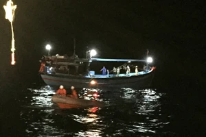 Cứu 8 thuyền viên gặp nạn tại vùng đánh bắt chung Việt Nam và Trung Quốc