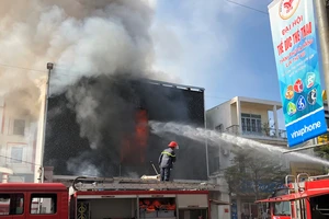 Cháy dữ dội ở quán bar giữa trung tâm TP Đà Nẵng 