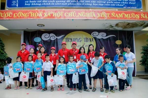 Tặng quà trung thu cho trẻ em tại xã miền núi Hòa Phú (Hòa Vang, Đà Nẵng) 