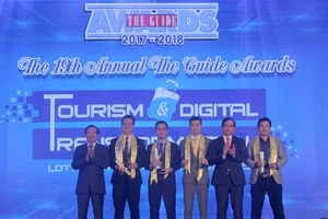 Đại diện Sun Group lên nhận giải thưởng đặc biệt của The Guide Awards 2018