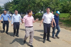 Đoàn kiểm tra của Cục Quản lý tài nguyên nước do ông Châu Trần Vĩnh - Phó Cục trưởng dẫn đầu kiểm tra tại nhà máy nước Cầu Đỏ
