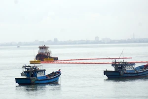 Các lực lượng cứu hộ cứu nạn triển khai các biện pháp chống tràn dầu trên biển sau khi va chạm giữa tàu chở dầu và cầu cảng tiếp dầu