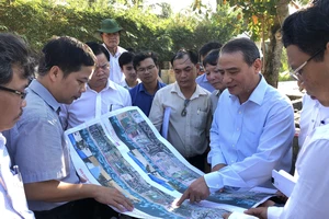 Bí thư Thành ủy Đà Nẵng kiểm tra đột xuất công trình mở lối xuống biển