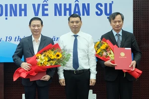 Ông Hồ Kỳ Minh (đứng giữa), Phó Chủ tịch UBND TP Đà Nẵng trao quyết định bổ nhiệm ông Hùng Anh (bìa phải) làm Chánh Văn phòng UBND TP Đà Nẵng