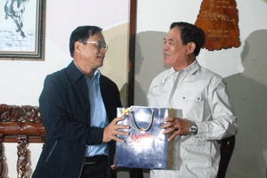Ông Võ Ngọc Đồng, Giám đốc Sở Nội vụ, Chủ tịch UBND huyện Hoàng Sa (Đà Nẵng) đến thăm và tặng quà cho các nhân chứng Hoàng Sa