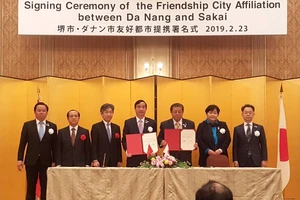 Ông Lê Trung Chinh, PCT UBND TP Đà Nẵng và ông Osami Takeyama, Thị trưởng TP Sakai ký kết Tuyên bố "Thành phố hữu nghị"