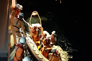 Các nhân viên cứu nạn hàng hải Việt Nam tổ chức cấp cứu thuyền viên tàu Hy Lạp ở phía Nam đảo Tri Tôn ( quần đảo Hoàng Sa, Việt Nam)
