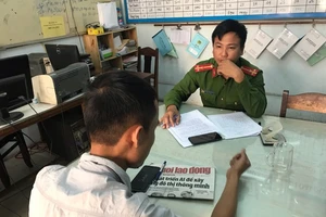 Phóng viên Vĩnh Quyên đang làm việc với Công an phường Xuân Hà