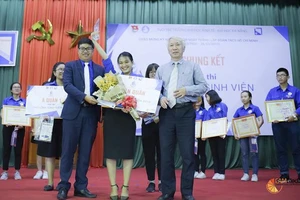 Thí sinh Ngô Thị Minh Tiên- Lớp 42K06.4CLC xuất sắc vượt qua 12 thí sinh để đạt giải Nhất hội thi