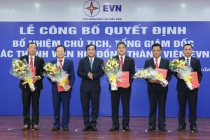 Chủ tịch HĐTV EVN Dương Quang Thành trao các quyết định bổ nhiệm thành viên HĐTV EVNCPC
