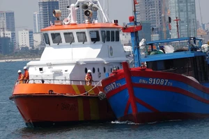 Tàu SAR 274 đưa 7 thuyền viên gặp nạn cùng tàu ĐNa 91087 TS về đến Đà Nẵng an toàn