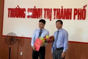 Ông Võ Văn Thương, Trưởng Ban Tổ chức Thành ủy Đà Nẵng trao quyết định cho ông Nguyễn Đình Thuận (bìa trái) 