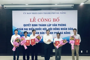 Ông Huỳnh Đức Thơ, Chủ tịch UBND TP Đà Nẵng trao Quyết định bổ nhiệm và tặng hoa cho Chánh Văn phòng và các Phó Chánh Văn phòng hợp nhất