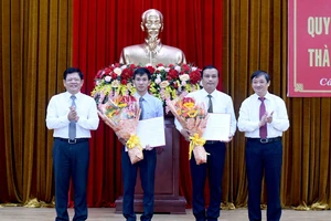 Đà Nẵng công bố quyết định về công tác cán bộ ở Hòa Vang và Cẩm Lệ