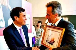 Ông Lê Trung Chinh, Phó Chủ tịch UBND TP Đà Nẵng tặng quà cho ông Siegfried Nagl, Thị trưởng thành phố Graz (Áo)