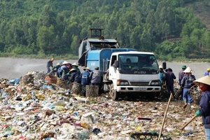Chủ tịch UBND TP Đà Nẵng chỉ đạo xử lý nghiêm hành vi chặn đường vào bãi rác Khánh Sơn