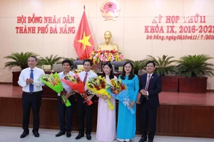 Lãnh đạo Thành ủy, HĐND TP Đà Nẵng tặng hoa chúc mừng các đại biểu được bầu vào chức danh mới