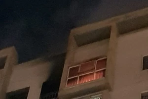 Căn hộ chung cư trên tầng 11 bốc cháy do thắp hương cúng rằm