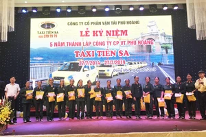 Taxi Tiên Sa tri ân và tặng quà với tổng số tiền 45,5 triệu đồng cho Đại đội nữ pháo binh Ngư Thủy anh hùng