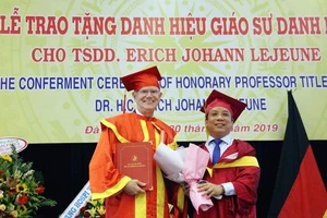 PGS.TS Nguyễn Ngọc Vũ - Giám đốc đại học Đà Nẵng trao tặng danh hiệu Giáo sư danh dự cho Tiến sĩ Danh dự Erich Johann Lejeune