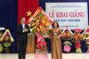 Ông Huỳnh Đức Thơ, Chủ tịch UBND TP Đà Nẵng tặng hoa chúc mừng ngày khai trường tại Trường THPT Hòa Vang