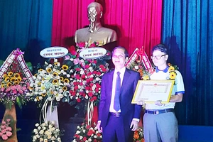 PGS.TS Nguyễn Bá Chiến, Hiệu trưởng Trường Đại học Nội vụ Hà Nội trao học bổng cho thủ khoa đầu vào năm học 2019-2020