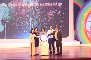 Phó Chủ tịch nước Đặng Thị Ngọc Thịnh cùng ban tổ chức thực hiện nghi thức phát động Ngày Sữa học đường năm học 2019-2019