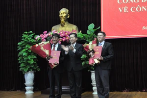 Ông Nguyễn Văn Quảng, Phó Bí thư Thường trực Thành ủy Đà Nẵng trao quyết định bổ nhiệm cho ông Trần Thắng Lợi (bìa trái) và ông Nguyễn Văn Hùng