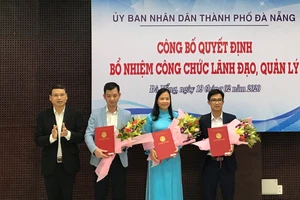 Ông Hồ Kỳ Minh, Phó Chủ tịch UBND TP Đà Nẵng trao quyết định bổ nhiệm đối với 3 lãnh đạo cấp sở ngành 