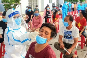 Nhân viên y tế quận Sơn Trà lấy mẫu xét nghiệm Covid-19 tại phường Nại Hiên Đông