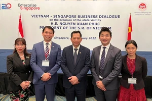 Đại diện Phytopharma gặp gỡ Chủ tịch Liên đoàn Sản xuất Singapore Doughlas Foo tại Đối thoại Doanh nghiệp Việt Nam – Singapore