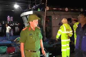 Thượng tá Phan Minh Mẫn, Trưởng Công an quận Sơn Trà (Đà Nẵng) chỉ đạo công tác phòng chống bão số 4 tại cảng cá Thọ Quang