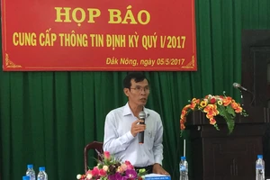 Ông Ngô Xuân Lộc cho biết 2 chiếc xe do doanh nghiệp tặng được sử dụng vào công việc chung của tỉnh. Ảnh CÔNG HOAN.