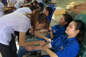 Thanh niên tỉnh Đắk Lắk tham gia hiến máu tình nguyện tại chiến dịch tình nguyện hè 2017. Ảnh CÔNG HOAN.